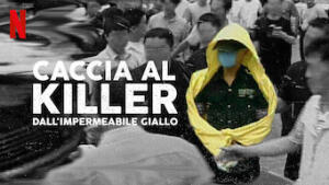 Caccia al killer dall'impermeabile giallo