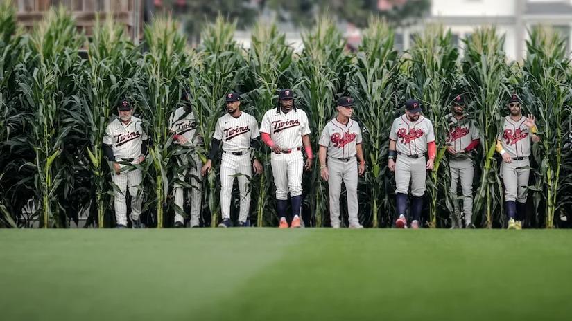 Immagine tratta da MLB Field of Dreams: Phillies vs. Twins