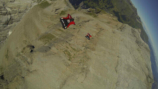 Immagine tratta da Wingmen: tre leggende del base jumping